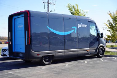 New York, ny, USA - 25 Nisan, 2 0 021 Amazon şehrindeki Amazon evinin önüne park edilmiş Amazon minibüsü,