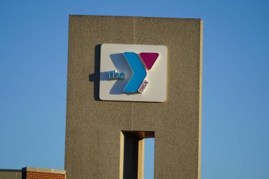 Appleton, Wisconsin ABD - 27 Ekim 2024: YMCA Genç Erkekler Derneği Topluma reklam veren bir bina ilanı.