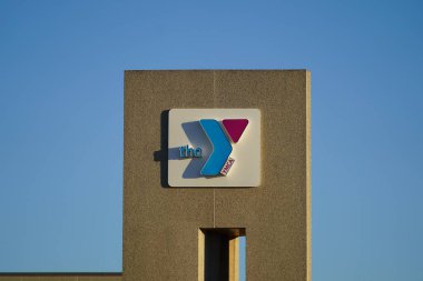 Appleton, Wisconsin ABD - 27 Ekim 2024: YMCA Genç Erkekler Derneği Topluma reklam veren bir bina ilanı.