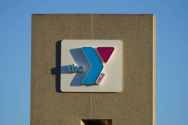 Appleton, Wisconsin ABD - 27 Ekim 2024: YMCA Genç Erkekler Derneği Topluma reklam veren bir bina ilanı.