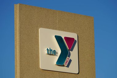 Appleton, Wisconsin ABD - 27 Ekim 2024: YMCA Genç Erkekler Derneği Topluma reklam veren bir bina ilanı.
