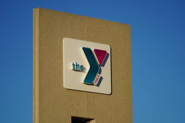 Appleton, Wisconsin ABD - 27 Ekim 2024: YMCA Genç Erkekler Derneği Topluma reklam veren bir bina ilanı.