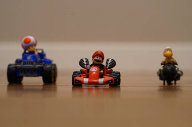 Fond du Lac, Wisconsin USA - 10 Kasım 2024: Mario, Toad ve Koopa oyun karakteri Go-kart 'lar tahta zeminde.