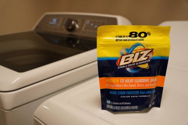 Deterjanlı beyaz ve mavi bir tuvalet kağıdının yakın plan görüntüsü.