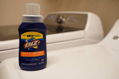 Beyaz bir masada bir şişe ve deterjan.