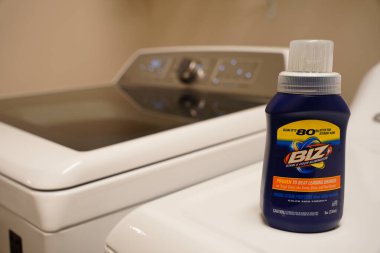 beyaz arkaplanda çamaşır makinesi