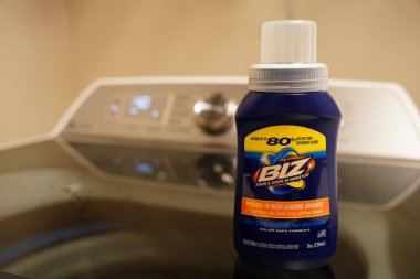 Çamaşırların üstünde çamaşır makinesinin yakın çekimi.