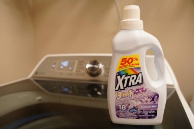 Çamaşır odasında çamaşır makinesi.