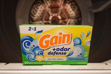 Fond du Lac, Wisconsin USA - 10 Kasım 2024: Bir kutu Gain Fresh Water Sparkle Dryer Sheets çamaşır odasında oturuyor.