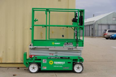 Depo için yeşil forklift.