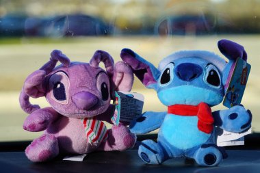 Fond du Lac, Wisconsin USA - 27 Kasım 2024: Lilo ve Stitch çizgi filminden Angel ve Stitch 'in doldurulmuş hayvan oyuncakları.
