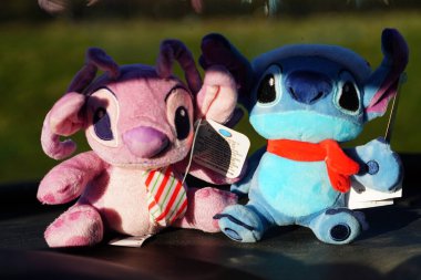 Fond du Lac, Wisconsin USA - 27 Kasım 2024: Lilo ve Stitch çizgi filminden Angel ve Stitch 'in doldurulmuş hayvan oyuncakları.