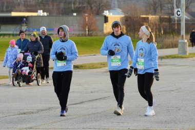 Fond du Lac, Wisconsin ABD - 28 Kasım 2024: 2024 Şükran Günü için düzenlenen Festival Yemekleri 'ne katılan anne, baba ve çocuklar.