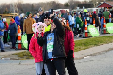 Fond du Lac, Wisconsin ABD - 28 Kasım 2024: 2024 Şükran Günü için düzenlenen Festival Yemekleri 'ne katılan anne, baba ve çocuklar.