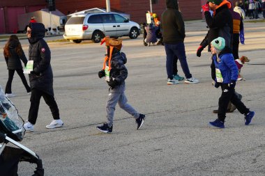 Fond du Lac, Wisconsin ABD - 28 Kasım 2024: 2024 Şükran Günü için düzenlenen Festival Yemekleri 'ne katılan anne, baba ve çocuklar.