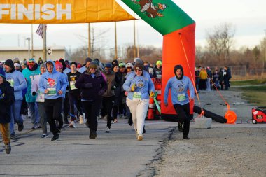 Fond du Lac, Wisconsin ABD - 28 Kasım 2024: 2024 Şükran Günü için düzenlenen Festival Yemekleri 'ne katılan anne, baba ve çocuklar.
