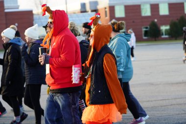 Fond du Lac, Wisconsin ABD - 28 Kasım 2024: 2024 Şükran Günü için düzenlenen Festival Yemekleri 'ne katılan anne, baba ve çocuklar.