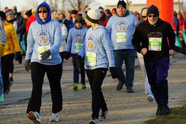 Fond du Lac, Wisconsin ABD - 28 Kasım 2024: 2024 Şükran Günü için düzenlenen Festival Yemekleri 'ne katılan anne, baba ve çocuklar.