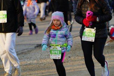 Fond du Lac, Wisconsin ABD - 28 Kasım 2024: 2024 Şükran Günü için düzenlenen Festival Yemekleri 'ne katılan anne, baba ve çocuklar.