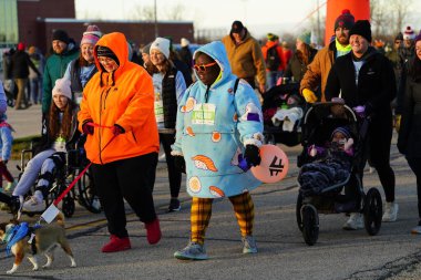 Fond du Lac, Wisconsin ABD - 28 Kasım 2024: 2024 Şükran Günü için düzenlenen Festival Yemekleri 'ne katılan anne, baba ve çocuklar.