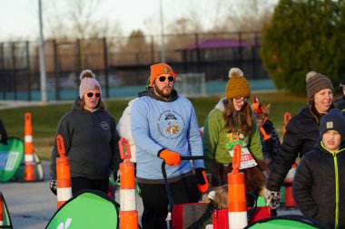 Fond du Lac, Wisconsin ABD - 28 Kasım 2024: 2024 Şükran Günü için düzenlenen Festival Yemekleri 'ne katılan anne, baba ve çocuklar.