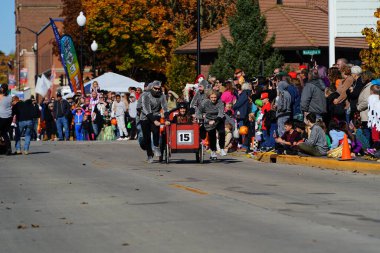 Beaver Barajı, Wisconsin ABD - 26 Ekim 2024: Kunduz Barajı Topluluğu, Wisconsin geleneksel Cadılar Bayramı Sonbahar Festivali sırasında bir tabut yarışı düzenledi..