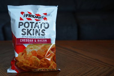 Fond du Lac, Wisconsin USA - 12 Ekim 2024: Bir paket TGI Fridays Cheddar ve Bacon patates cipsi.