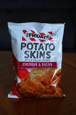 Fond du Lac, Wisconsin USA - 12 Ekim 2024: Bir paket TGI Fridays Cheddar ve Bacon patates cipsi.