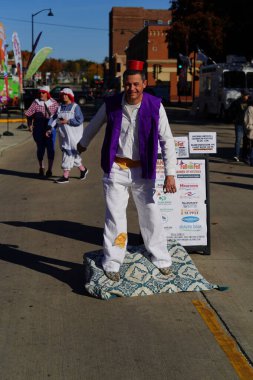 Kunduz Barajı, Wisconsin ABD - 26 Ekim 2024: Cadılar Bayramı Cadılar Bayramı 'nda çocuklar ve yetişkinler Cadılar Bayramı Festivali' nde Cadılar Bayramı kostümü giydiler.