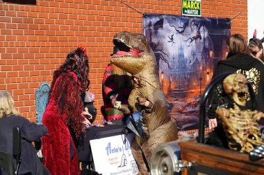 Kunduz Barajı, Wisconsin ABD - 26 Ekim 2024: Cadılar Bayramı Cadılar Bayramı 'nda çocuklar ve yetişkinler Cadılar Bayramı Festivali' nde Cadılar Bayramı kostümü giydiler.