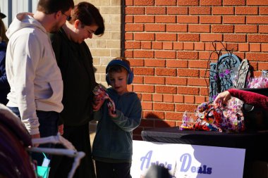 Kunduz Barajı, Wisconsin ABD - 26 Ekim 2024: Cadılar Bayramı Cadılar Bayramı 'nda çocuklar ve yetişkinler Cadılar Bayramı Festivali' nde Cadılar Bayramı kostümü giydiler.