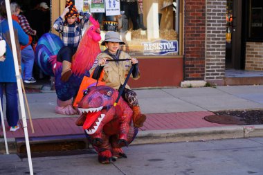 Kunduz Barajı, Wisconsin ABD - 26 Ekim 2024: Cadılar Bayramı Cadılar Bayramı 'nda çocuklar ve yetişkinler Cadılar Bayramı Festivali' nde Cadılar Bayramı kostümü giydiler.