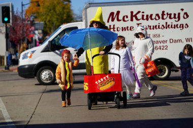 Kunduz Barajı, Wisconsin ABD - 26 Ekim 2024: Cadılar Bayramı Cadılar Bayramı 'nda çocuklar ve yetişkinler Cadılar Bayramı Festivali' nde Cadılar Bayramı kostümü giydiler.