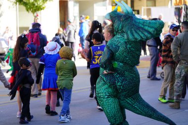 Kunduz Barajı, Wisconsin ABD - 26 Ekim 2024: Cadılar Bayramı Cadılar Bayramı 'nda çocuklar ve yetişkinler Cadılar Bayramı Festivali' nde Cadılar Bayramı kostümü giydiler.