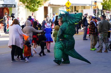 Kunduz Barajı, Wisconsin ABD - 26 Ekim 2024: Cadılar Bayramı Cadılar Bayramı 'nda çocuklar ve yetişkinler Cadılar Bayramı Festivali' nde Cadılar Bayramı kostümü giydiler.