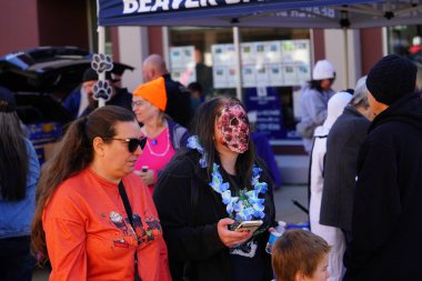 Kunduz Barajı, Wisconsin ABD - 26 Ekim 2024: Cadılar Bayramı Cadılar Bayramı 'nda çocuklar ve yetişkinler Cadılar Bayramı Festivali' nde Cadılar Bayramı kostümü giydiler.