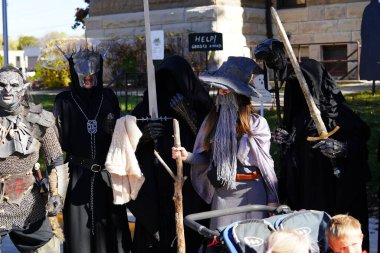 Kunduz Barajı, Wisconsin ABD - 26 Ekim 2024: İnsanlar Yüzüklerin Efendisi kostümleri giyip Cadılar Bayramı Festivali topluluk etkinliğinde yürüdüler.