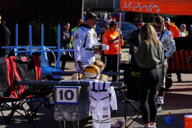 Kunduz Barajı, Wisconsin ABD - 26 Ekim 2024: Cadılar Bayramı Cadılar Bayramı 'nda çocuklar ve yetişkinler Cadılar Bayramı Festivali' nde Cadılar Bayramı kostümü giydiler.