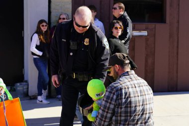 Kunduz Barajı, Wisconsin ABD - 26 Ekim 2024: Cadılar Bayramı Cadılar Bayramı 'nda çocuklar ve yetişkinler Cadılar Bayramı Festivali' nde Cadılar Bayramı kostümü giydiler.