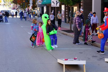 Kunduz Barajı, Wisconsin ABD - 26 Ekim 2024: Cadılar Bayramı Cadılar Bayramı 'nda çocuklar ve yetişkinler Cadılar Bayramı Festivali' nde Cadılar Bayramı kostümü giydiler.