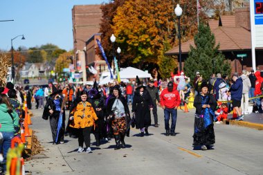 Kunduz Barajı, Wisconsin ABD - 26 Ekim 2024: Cadılar Bayramı Cadılar Bayramı 'nda çocuklar ve yetişkinler Cadılar Bayramı Festivali' nde Cadılar Bayramı kostümü giydiler.