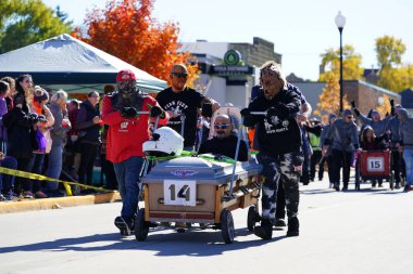 Beaver Barajı, Wisconsin ABD - 26 Ekim 2024: Kunduz Barajı Topluluğu, Wisconsin geleneksel Cadılar Bayramı Sonbahar Festivali sırasında bir tabut yarışı düzenledi..