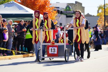 Beaver Barajı, Wisconsin ABD - 26 Ekim 2024: Kunduz Barajı Topluluğu, Wisconsin geleneksel Cadılar Bayramı Sonbahar Festivali sırasında bir tabut yarışı düzenledi..