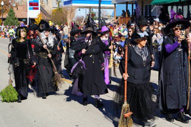 Kunduz Barajı, Wisconsin ABD - 26 Ekim 2024: Cadılar Bayramı Cadılar Bayramı 'nda çocuklar ve yetişkinler Cadılar Bayramı Festivali' nde Cadılar Bayramı kostümü giydiler.
