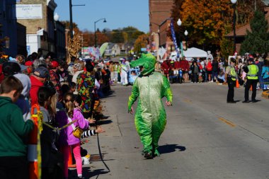 Kunduz Barajı, Wisconsin ABD - 26 Ekim 2024: Cadılar Bayramı Cadılar Bayramı 'nda çocuklar ve yetişkinler Cadılar Bayramı Festivali' nde Cadılar Bayramı kostümü giydiler.