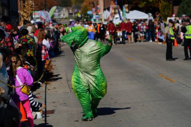Kunduz Barajı, Wisconsin ABD - 26 Ekim 2024: Cadılar Bayramı Cadılar Bayramı 'nda çocuklar ve yetişkinler Cadılar Bayramı Festivali' nde Cadılar Bayramı kostümü giydiler.