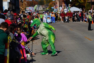 Kunduz Barajı, Wisconsin ABD - 26 Ekim 2024: Cadılar Bayramı Cadılar Bayramı 'nda çocuklar ve yetişkinler Cadılar Bayramı Festivali' nde Cadılar Bayramı kostümü giydiler.
