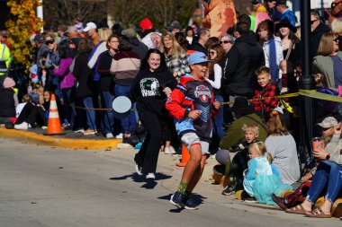 Kunduz Barajı, Wisconsin ABD - 26 Ekim 2024: Cadılar Bayramı Cadılar Bayramı 'nda çocuklar ve yetişkinler Cadılar Bayramı Festivali' nde Cadılar Bayramı kostümü giydiler.