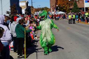 Kunduz Barajı, Wisconsin ABD - 26 Ekim 2024: Cadılar Bayramı Cadılar Bayramı 'nda çocuklar ve yetişkinler Cadılar Bayramı Festivali' nde Cadılar Bayramı kostümü giydiler.