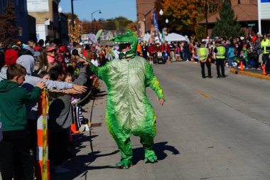 Kunduz Barajı, Wisconsin ABD - 26 Ekim 2024: Cadılar Bayramı Cadılar Bayramı 'nda çocuklar ve yetişkinler Cadılar Bayramı Festivali' nde Cadılar Bayramı kostümü giydiler.